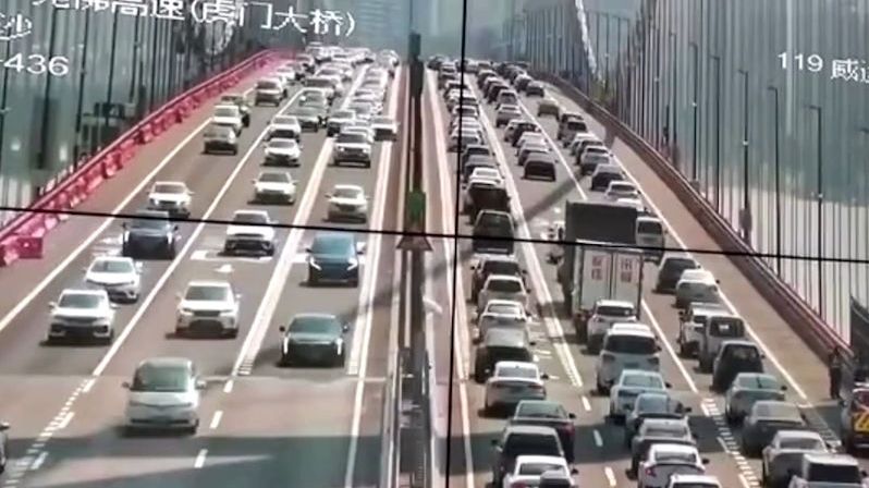 Čína uzavřela most, ve větru se začal příliš vlnit